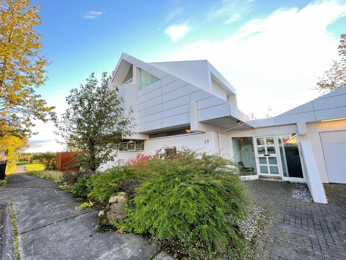 Big Villa Centrally Located In Reykjavik Exterior photo