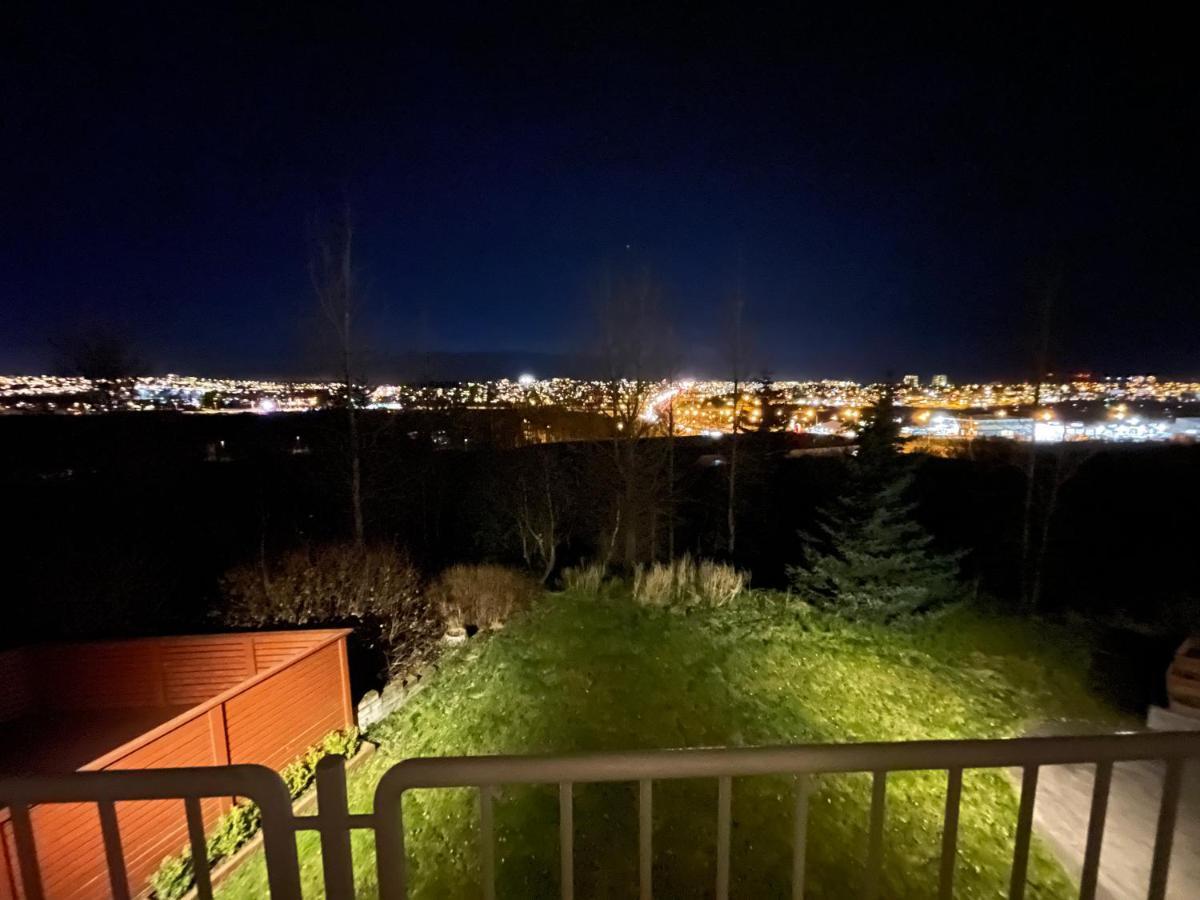 Big Villa Centrally Located In Reykjavik Exterior photo